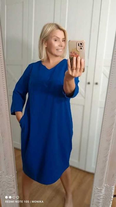 Elegancka niebieska sukienka z kieszeniami imprezy