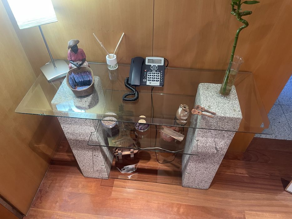 Móvel de entrada em pedra de granito e vidro