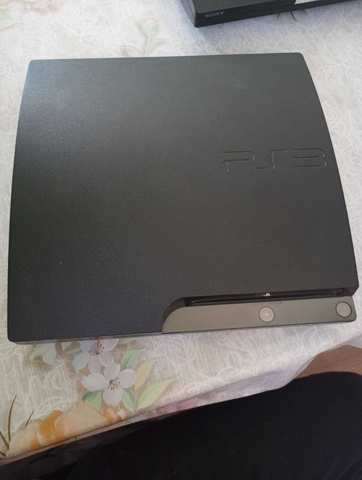 Konsola PS3  i do tego 2 pady więcej na priv