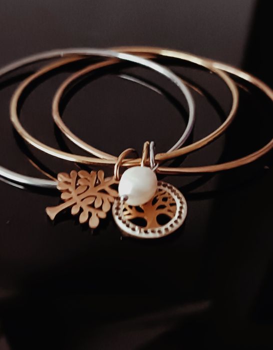 Três pulseiras bijuteria fina