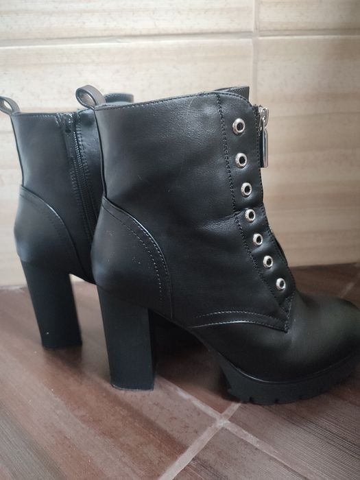 Czarne botki na obcasie