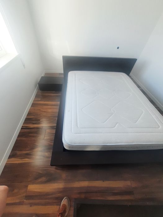 Cama de casal e mesas de cabeceira