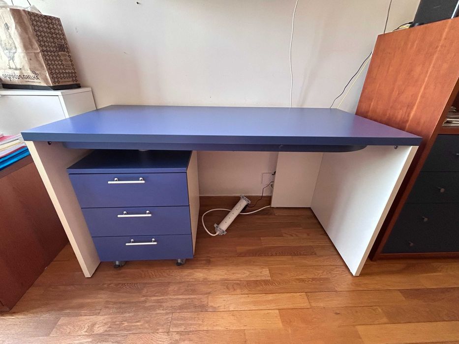 Secretária Interforma extensível, azul e branca, com módulo de 3 gavetas