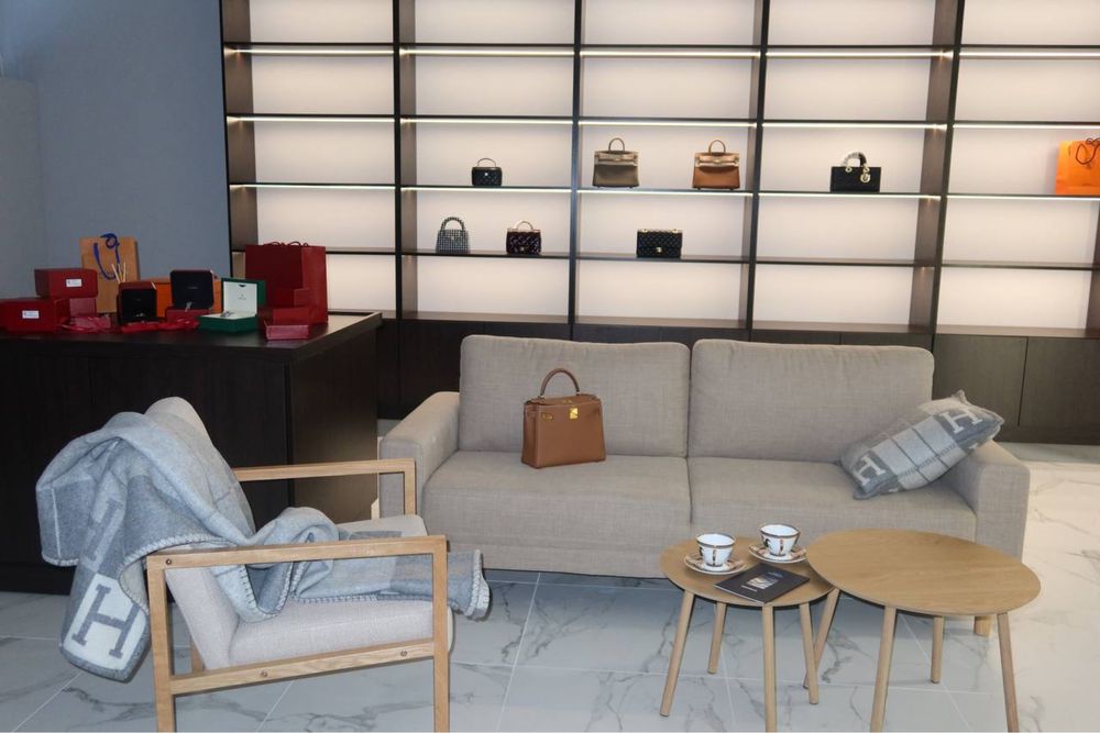 Продам мебель из шоурума. Продам шкаф, комод, витрину.