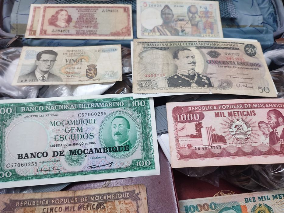 Coleção de moedas e notas antigas e de vários países