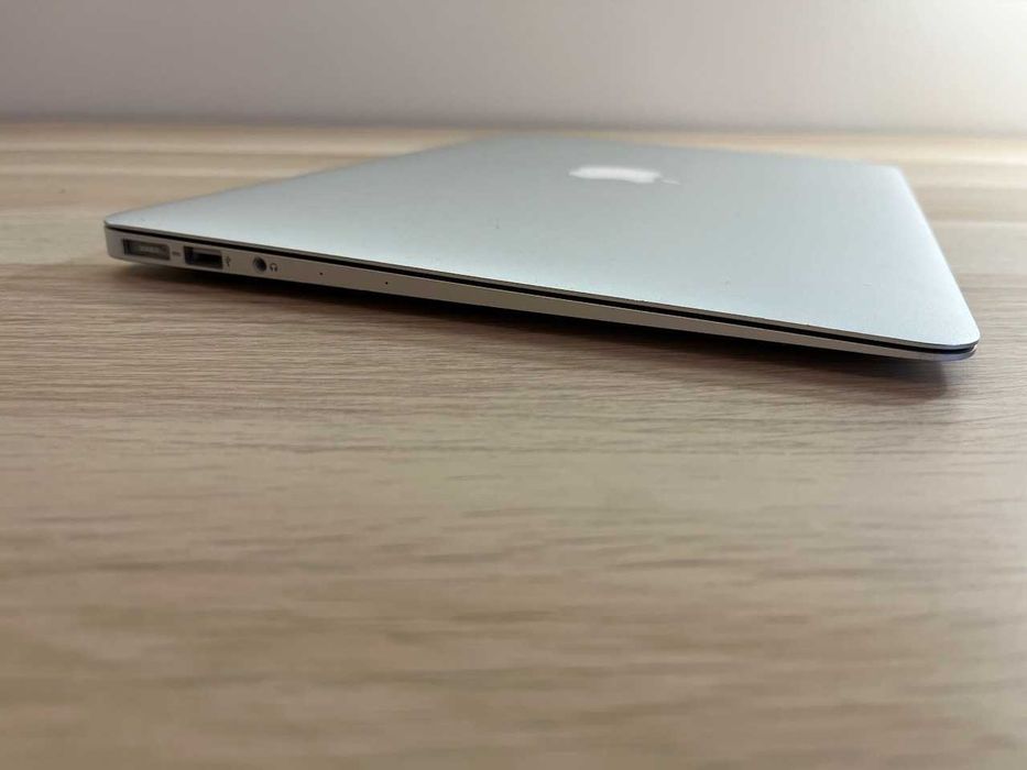 MacBook Air A1466, i7, 8GB RAM, 256GB, stan BDB, zestaw, 2x zasilacz