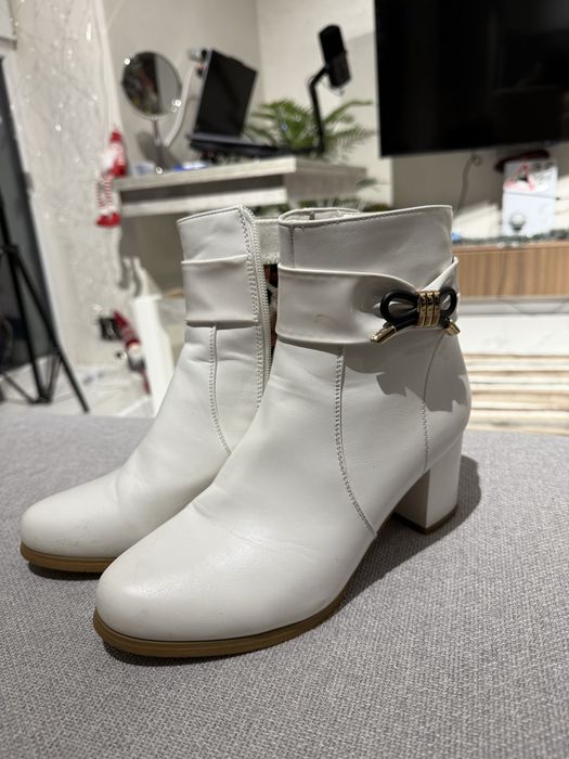 Продам білі ботінки на каблуку