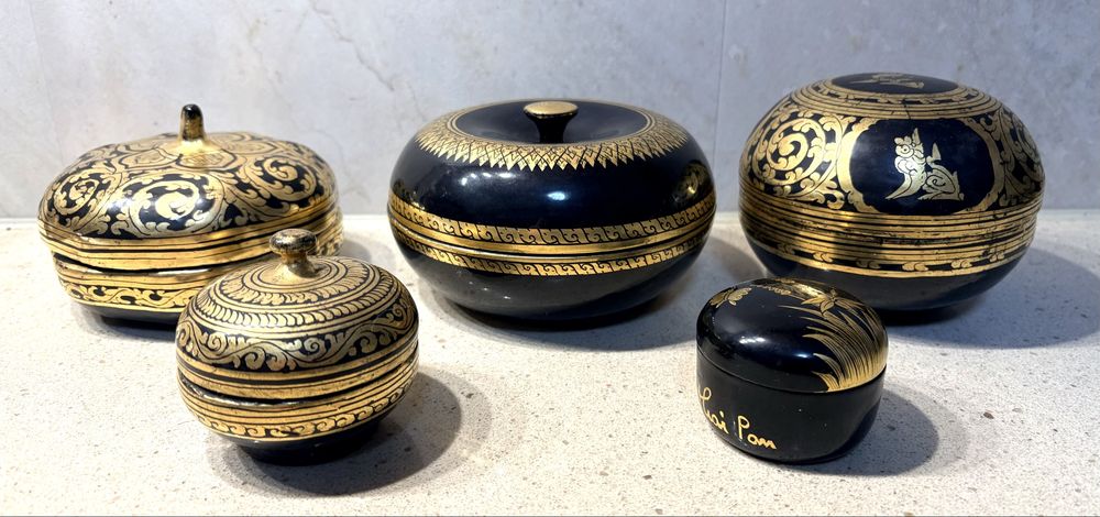 Lindas antigas caixas asiáticas em charão lacado e dourado