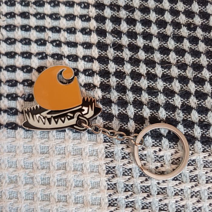 Брелок от бренда Carhartt