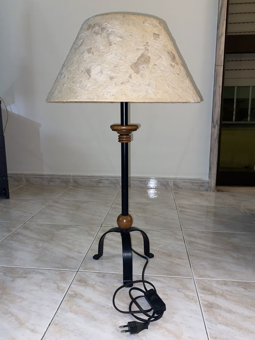 Candeeiro de mesa bege