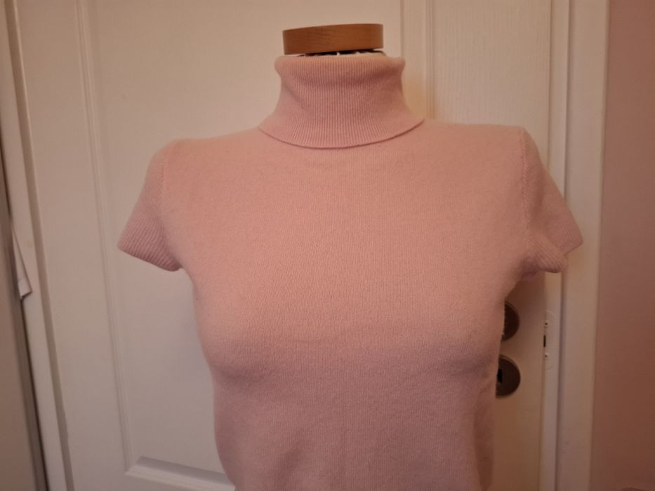 Wełniany różowy sweter z golfem