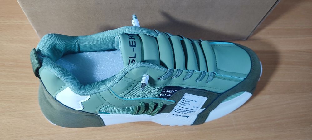 Sapatilhas de Homem. N. 43. Novas.