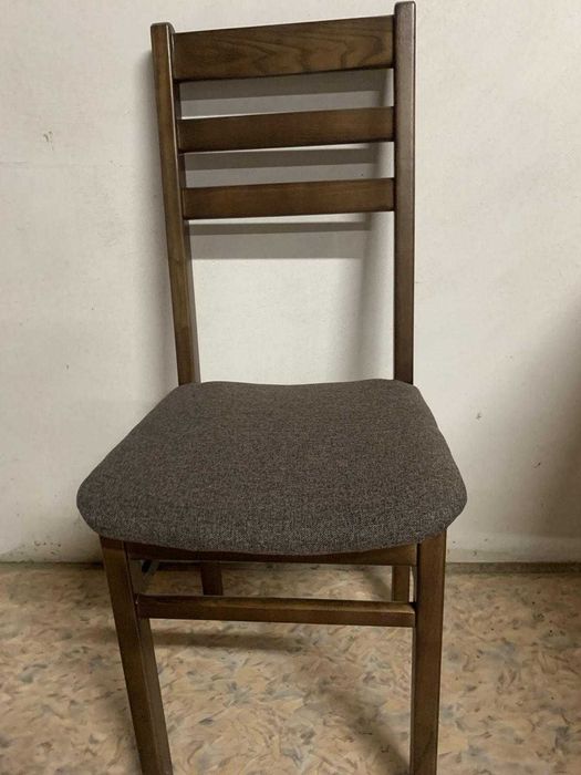 Стілець коричневий деревяний з мякою сідушкою