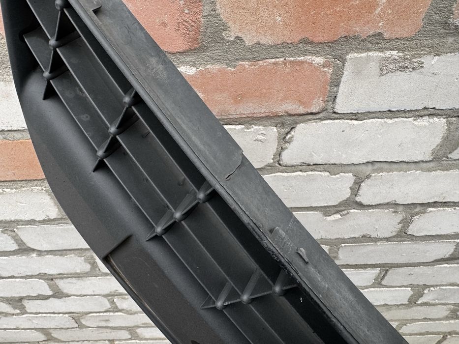 Решітка переднього бамперу Ford Focus 2 2008-2011