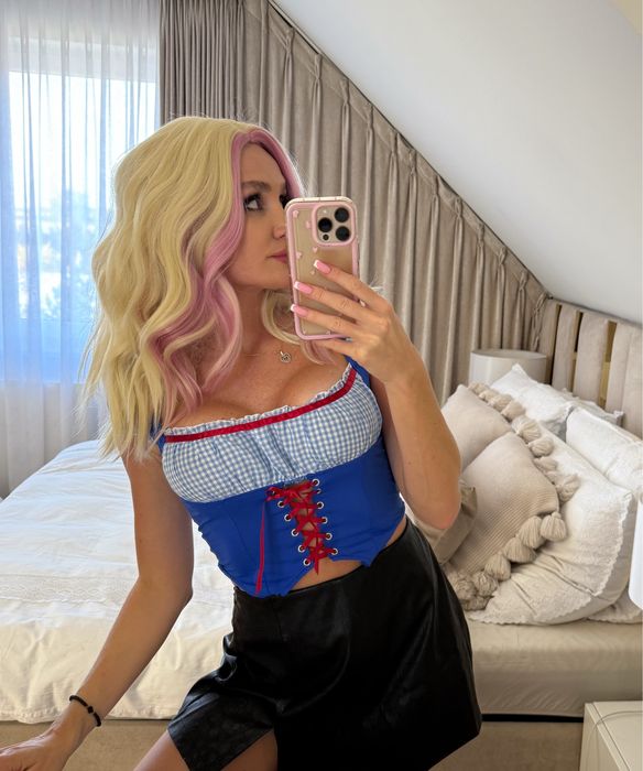 Blond peruka różowe pasemka jasny blond falowane włosy halloween