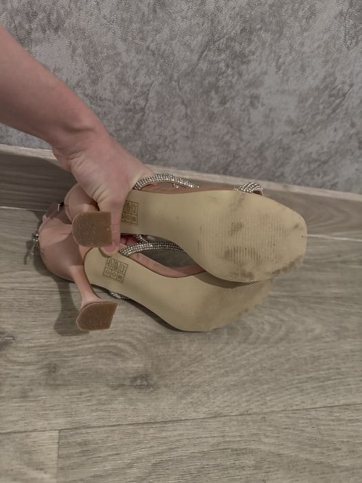 Туфлі з камінцями