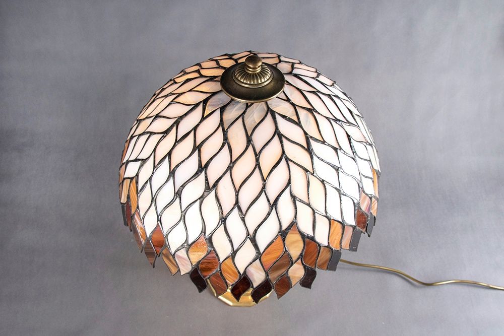 Stara mosiężna lampa gabinetowa z kloszem witrażowym w stylu Tiffany