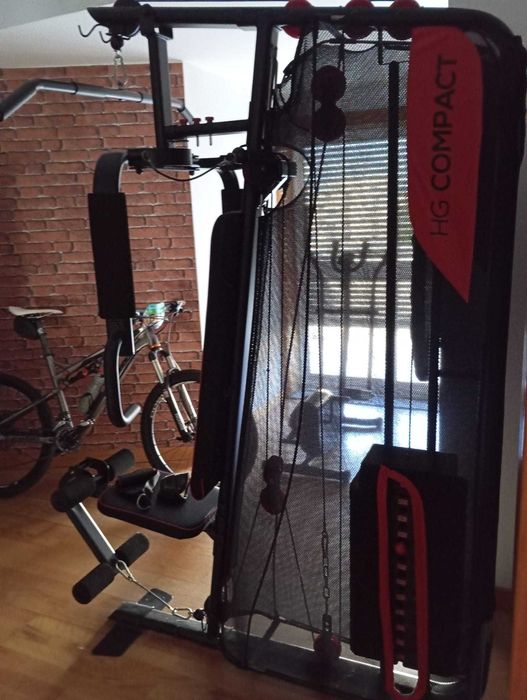 Ginasio em casa com máquina de musculação