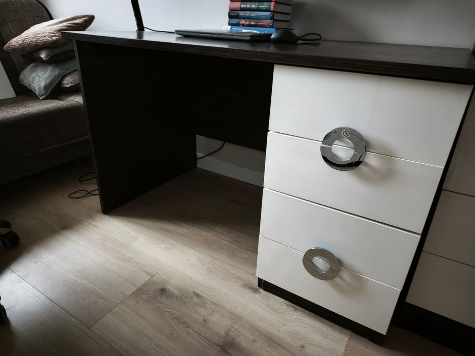 Biurko z szufladami