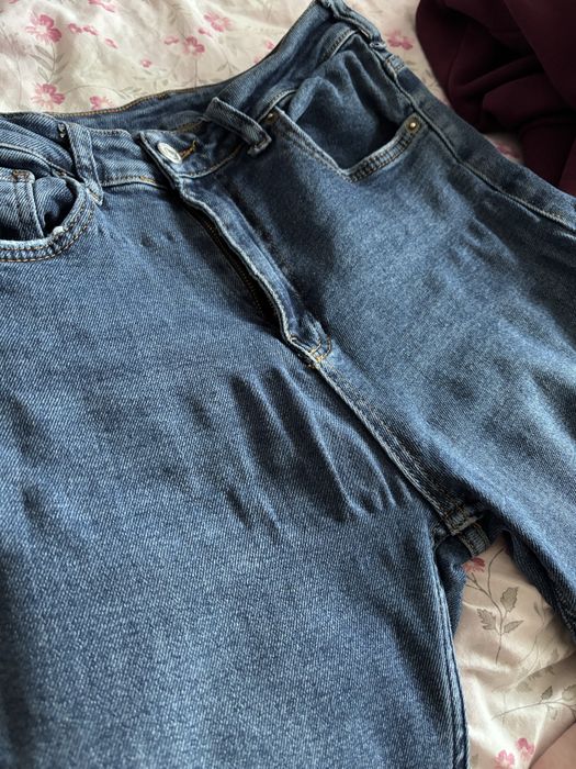 Отдам бесплатно женские джинсы, шапку и теплый капюшон от дубленки