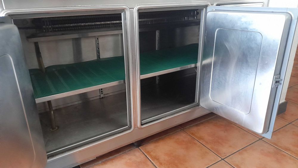 Bancada de refrigeração de bar para bebidas.