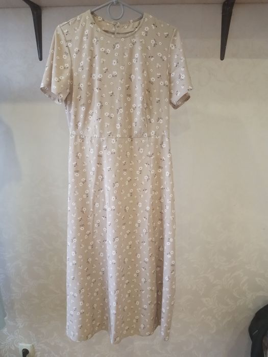 Літне плаття бежеве