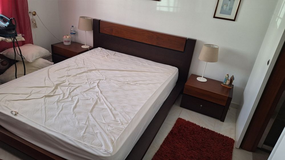 Quarto, cama 2 cabeceiras e comoda com espelho