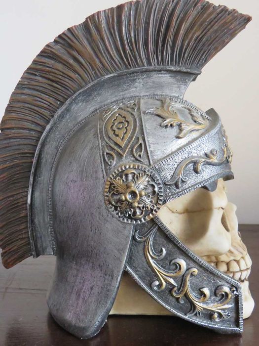 Estátua Caveira com Capacete Romano