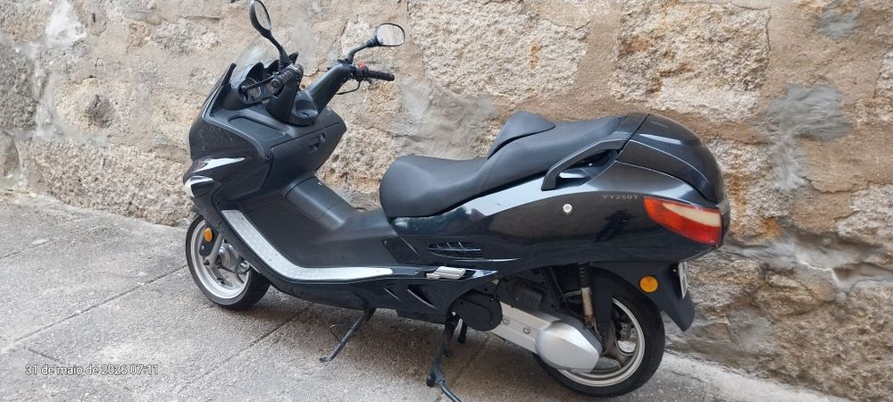Scooter 250 jonway  com muita arrumação