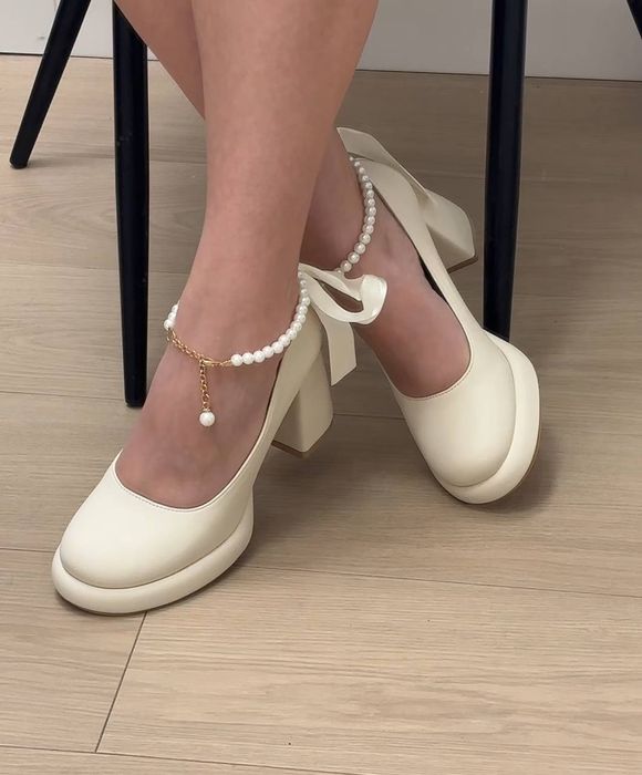 Buty na obcasie model Mary Jane