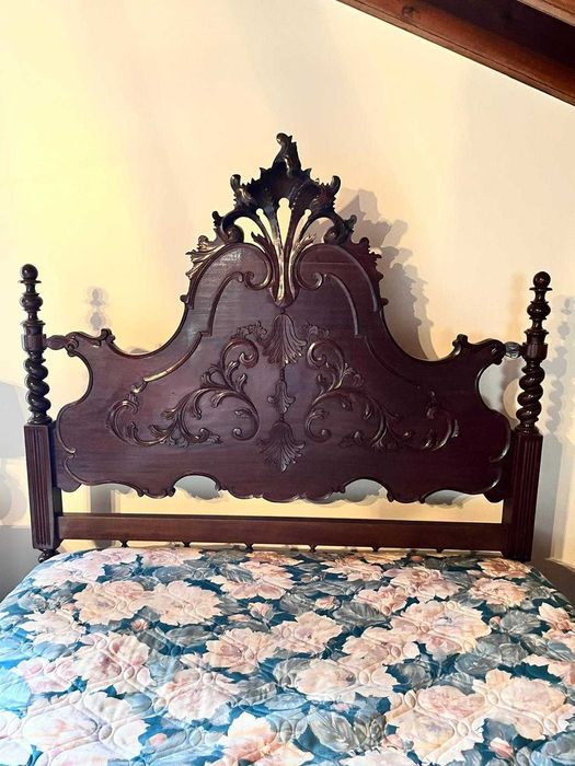 Mobilia quarto completa em madeira.