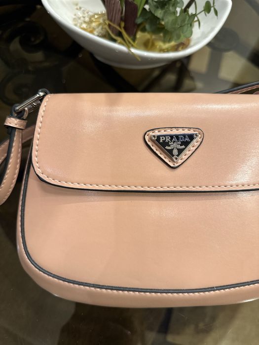 жіноча сумка Prada пудрового / бежевого кольору