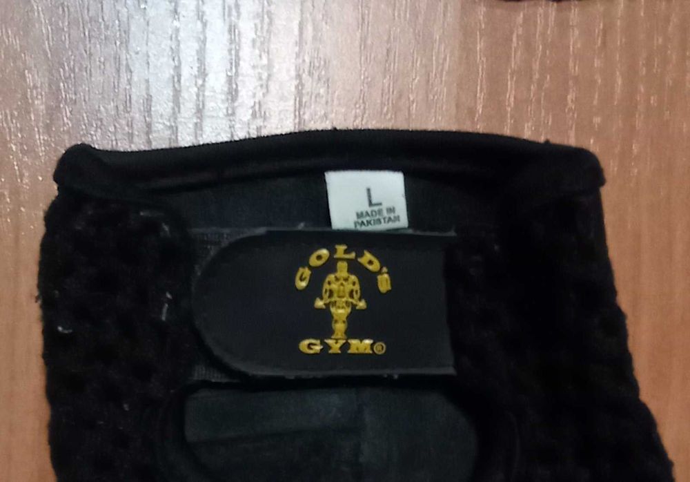 Спортивные кожаные перчатки без пальцев с сеткой, GOLDS GYM (США).