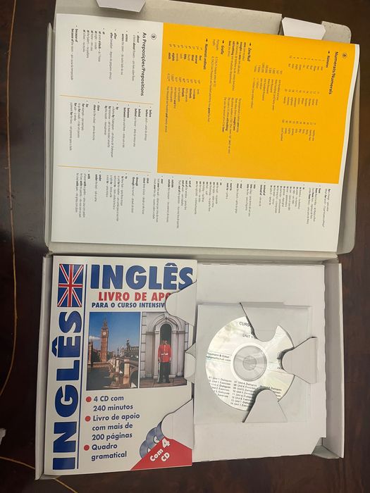 Livros de curso intensivo de Inglês e Francês