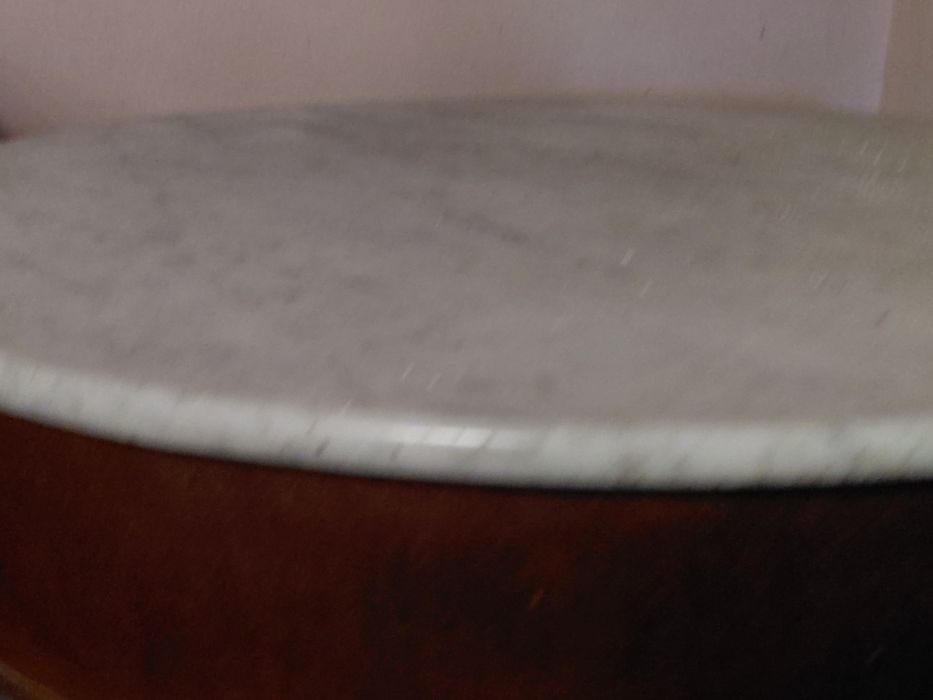 Mesa antiquissima,  com tampo em mármore