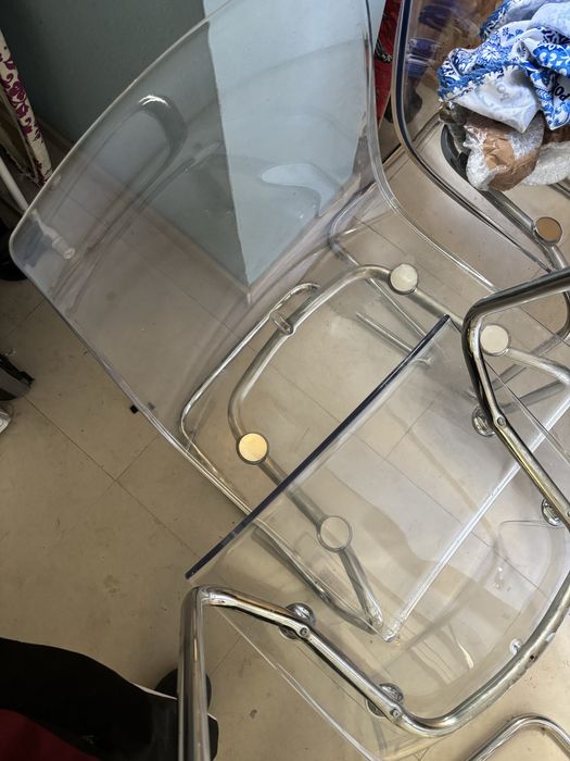 Mesa e conjunto 4 cadeiras