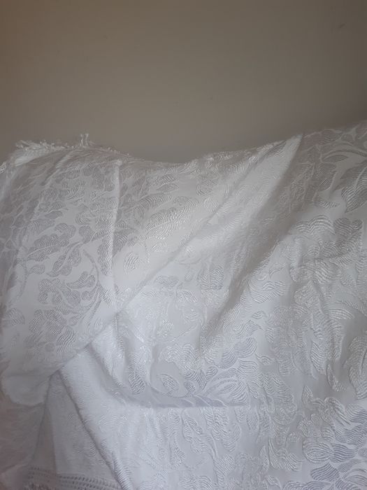 Colcha branca usada mas em muito bom estado com franja