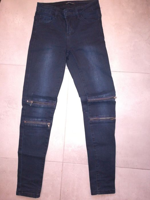 Jeansy granatowe z ozdobnymi suwakami cropp 34