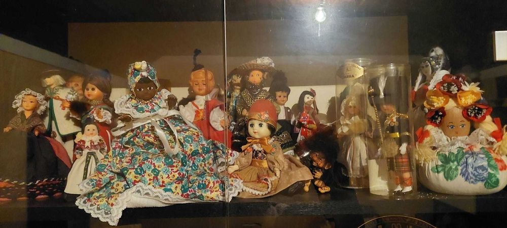 Bonecas - coleção em traje tradicional de todo mundo