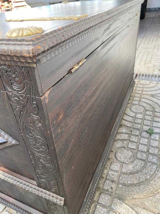 Arca de Madeira com Decoração Dourada