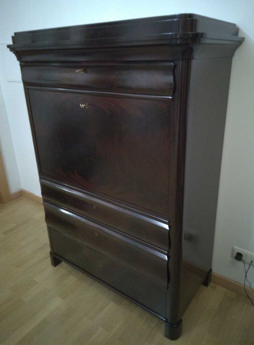 Chiffonier com fábrica em mogno