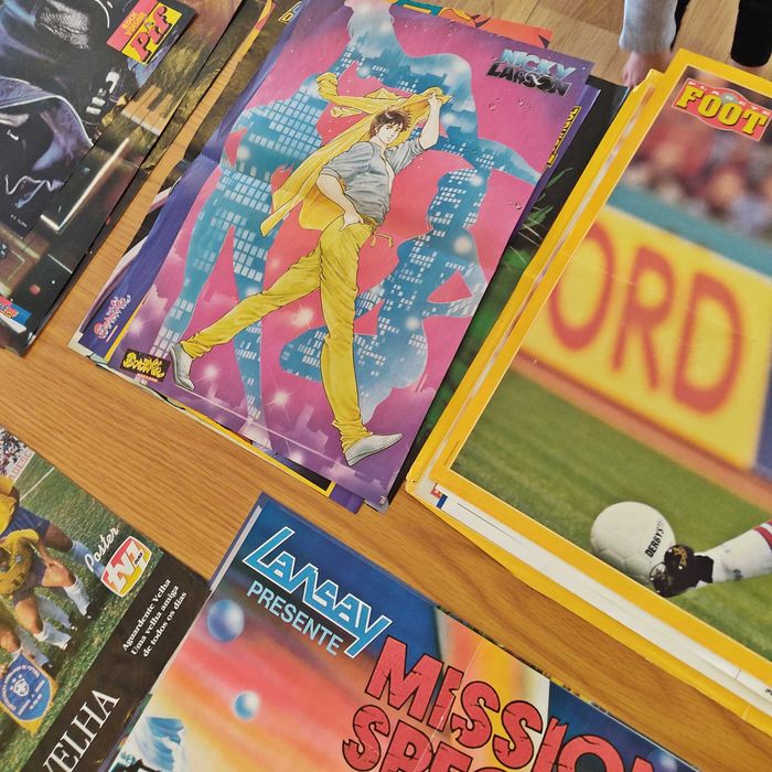 Posters, calendários e autocolantes antigos (anos 80 e 90)