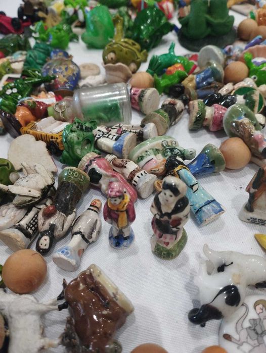 Set of miniature ceramic figurines and other materials.64741300905347121