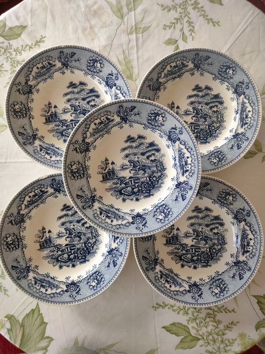 Conjunto de pratos cavalinho.