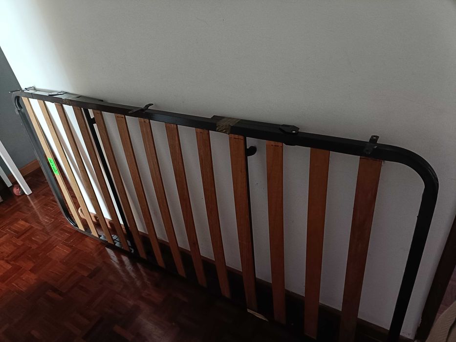 Estrado 90x190 com vários colchões de solteiro
