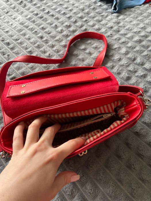 Жіноча червона сумочка