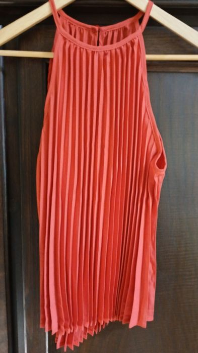 Blusa plissada, cavada, super freca.Nova sem etiqueta.Preta ou vermelha.