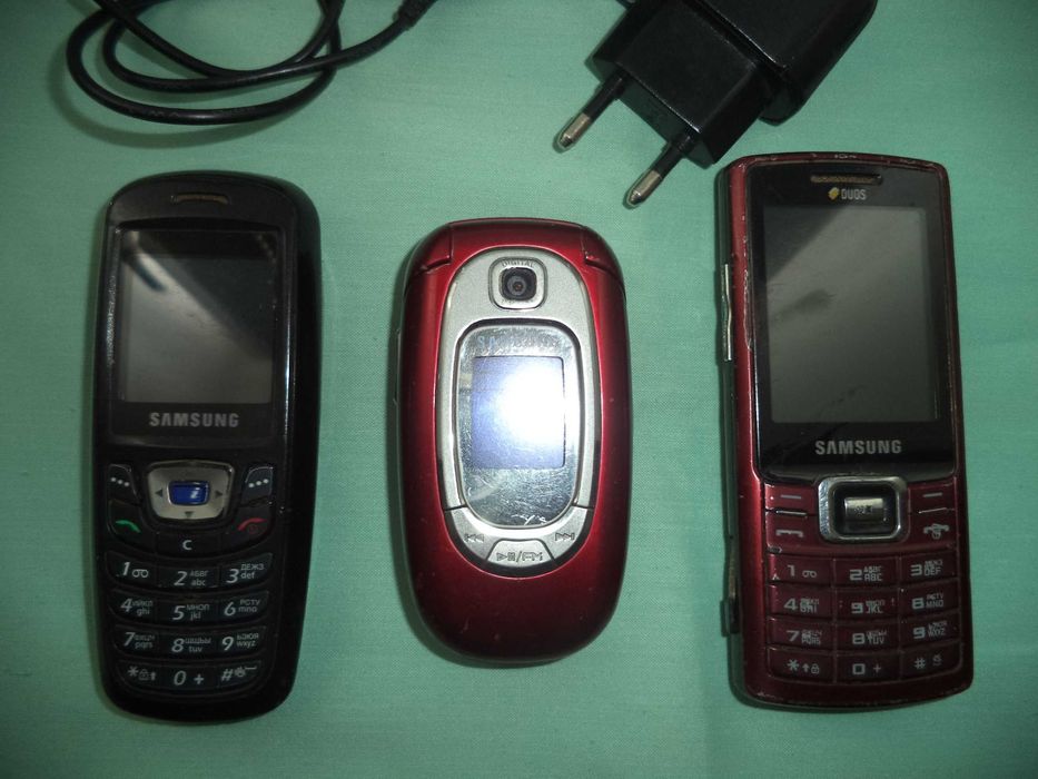 Телефоны мобильные SAMSUNG- 3 шт
