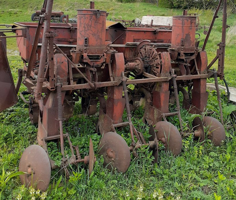 Продам комплект:  Картопле сажалка, культиватор.