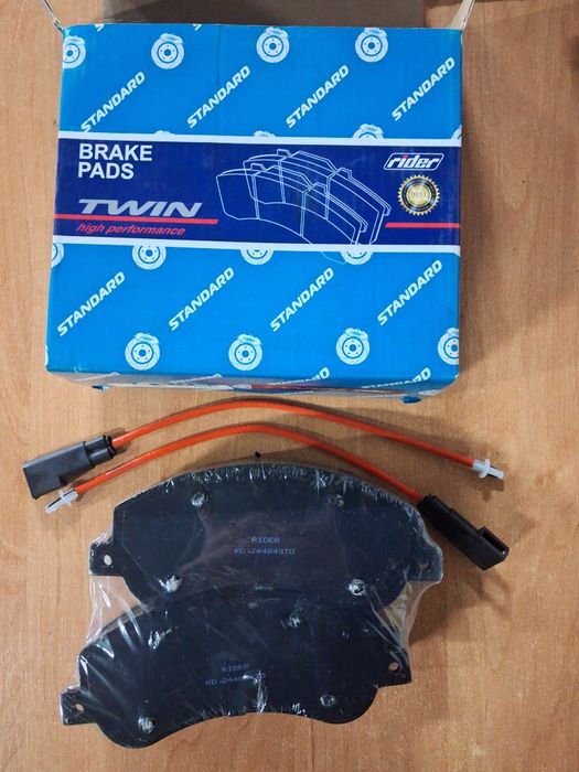 Гальмівніі передні колодки Фольксваген Амарок.к